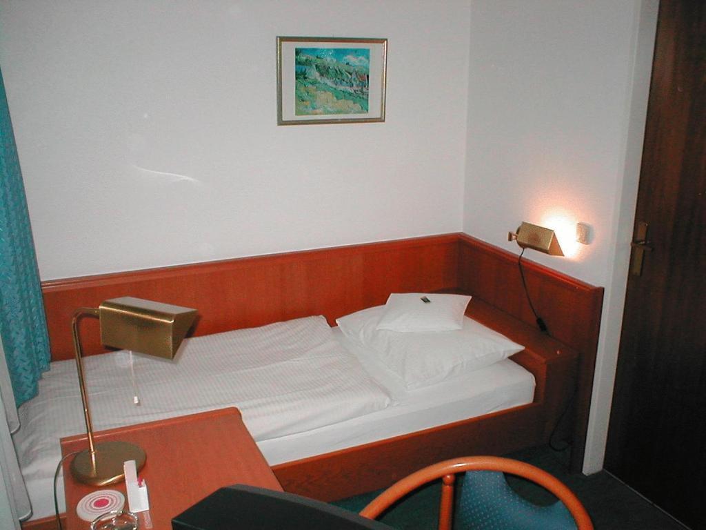 Hotel Zur Flora إسن الغرفة الصورة